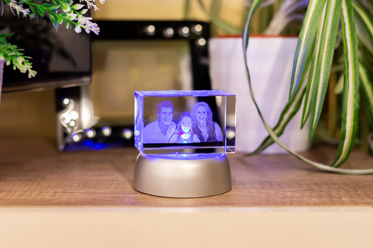 Cristal 3D rectangular con foto familiar iluminado por la base LED sobre un mueble