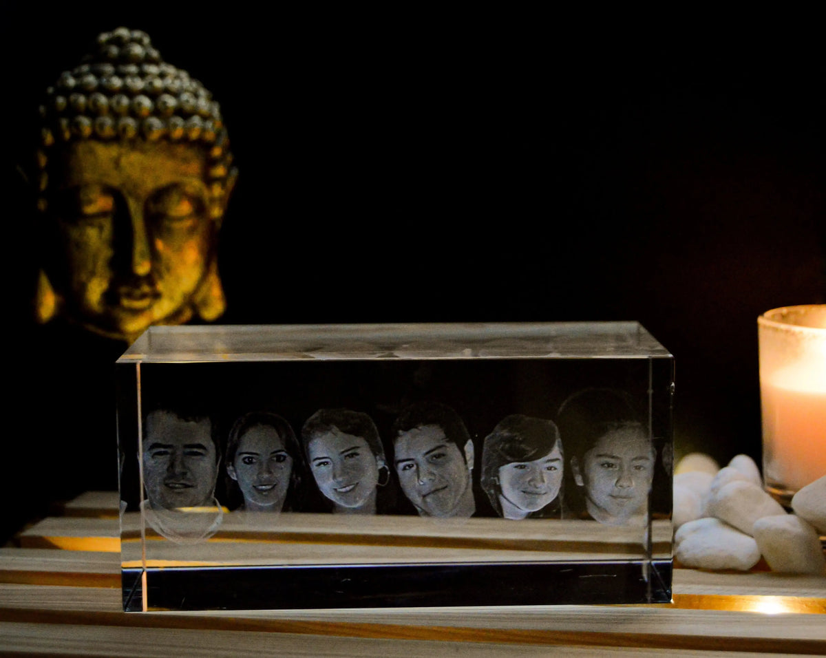 Prisma de cristal 3D de 12 x 5 x 5 cm con seis caras de una familia grabadas en fila