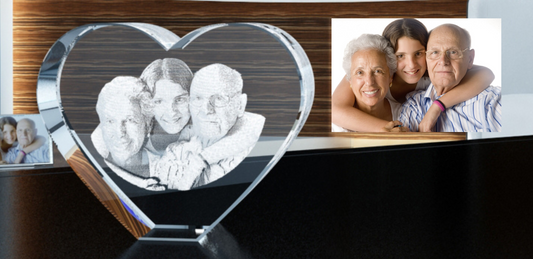 Corazón de cristal 3D con una pareja mayor grabada, junto a la foto original