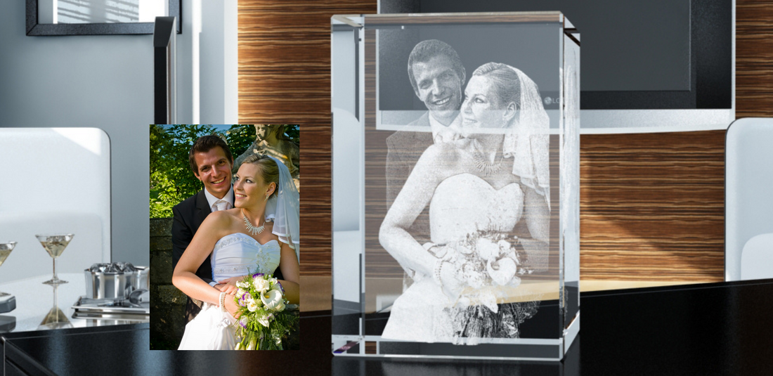 Cristal 3D vertical con una novia grabada, junto a la foto original