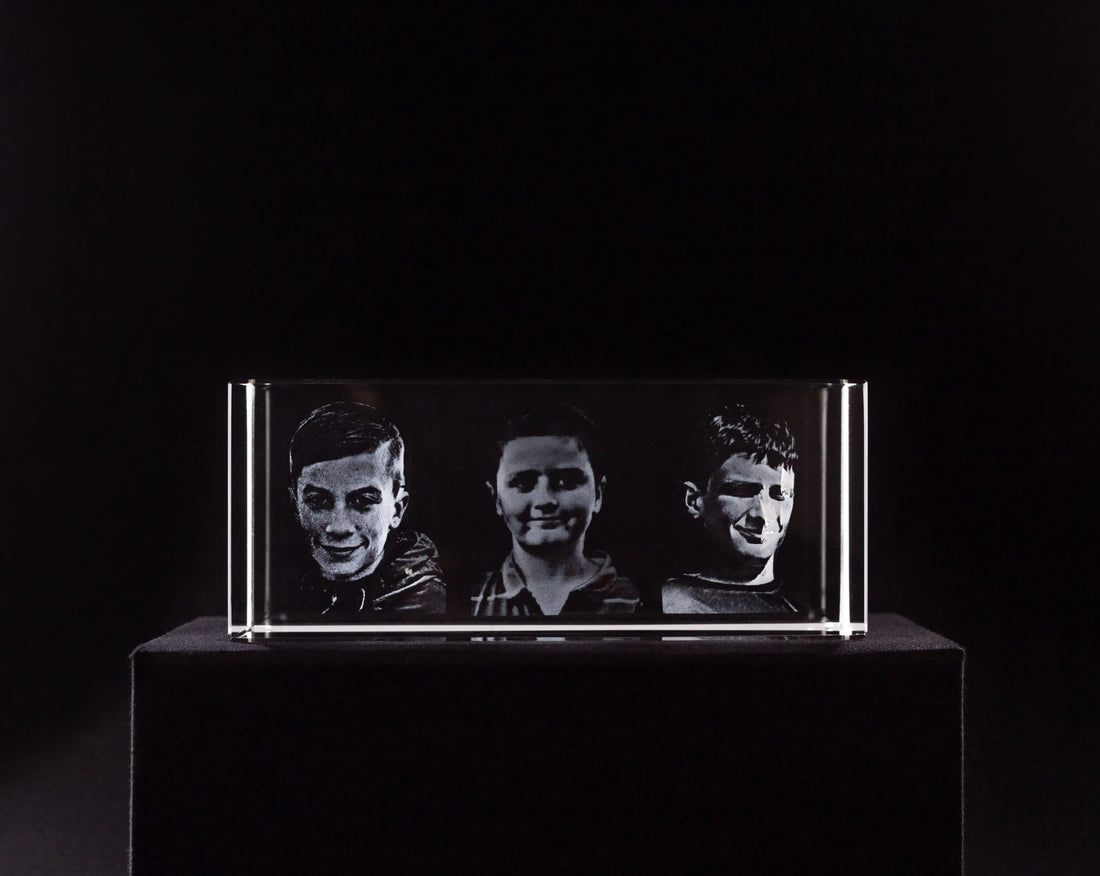 Prisma de cristal 3D con las caras de tres nietos grabadas, regalo para abuelos