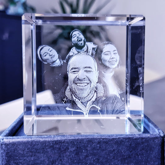 Cristal 3D con las caras de varios familiares grabadas, sobre base LED
