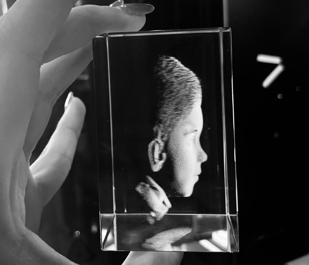 El Fascinante Proceso de Grabado de un Cristal en 3D: ¡Inmortaliza tus Recuerdos en una Obra de Arte! Kristalaser