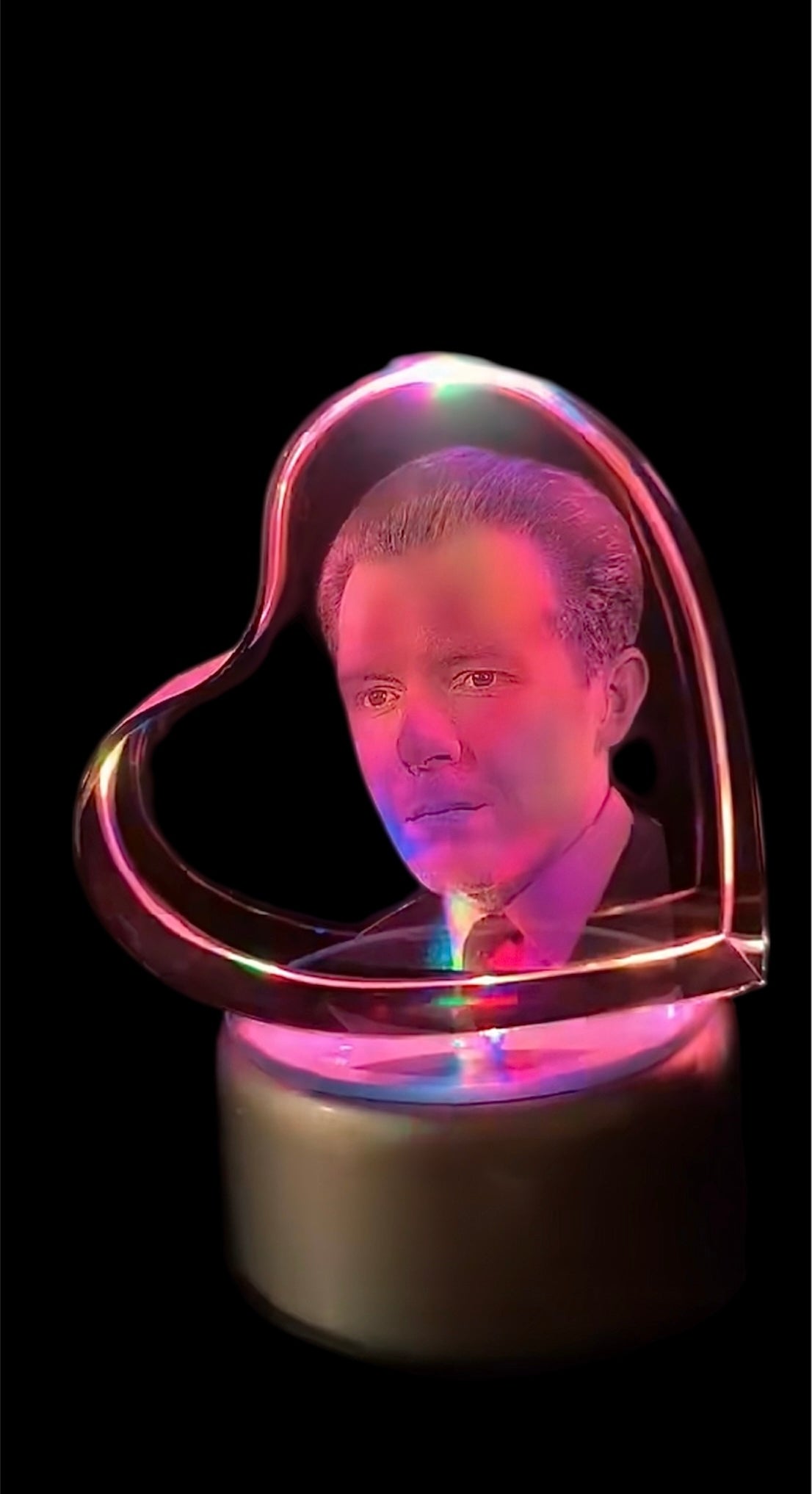 Corazón de cristal 3D con el retrato de un niño sobre base LED