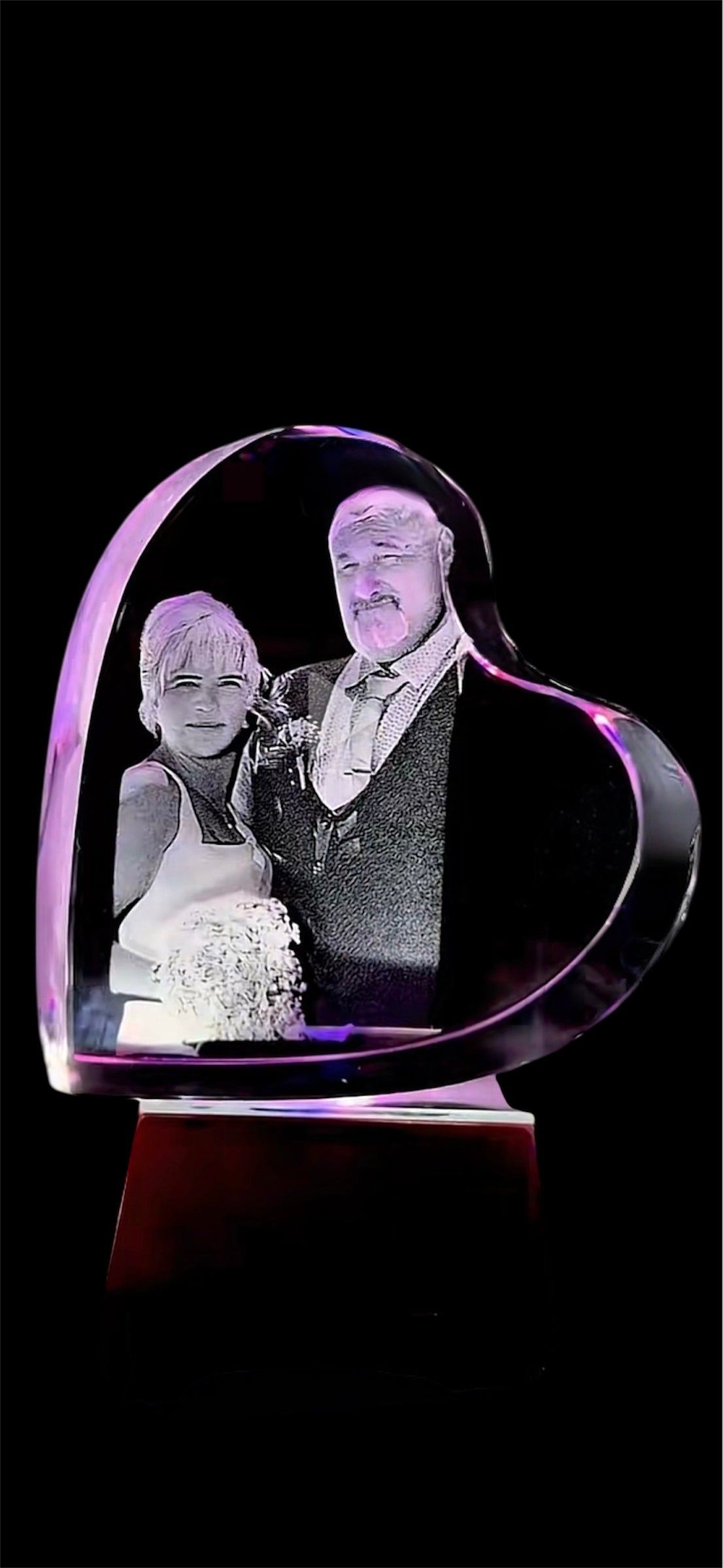 Corazón de cristal 3D con la foto de una pareja, iluminado