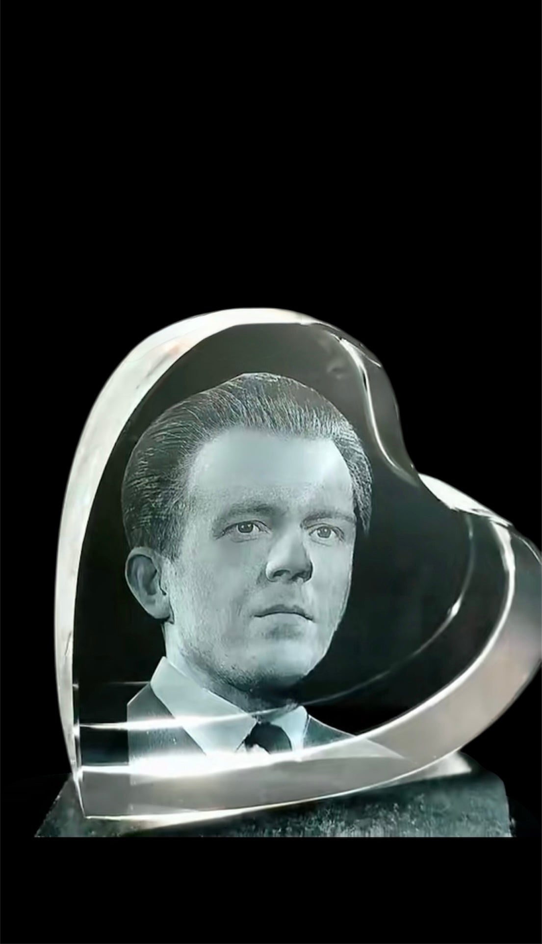 Corazón de cristal 3D con el retrato de un hombre grabado
