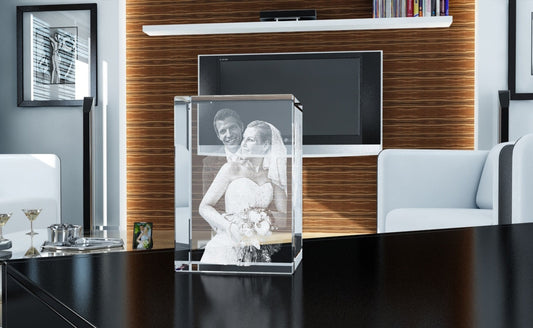 Cristal 3D con la foto de unos novios grabada, sobre un mueble