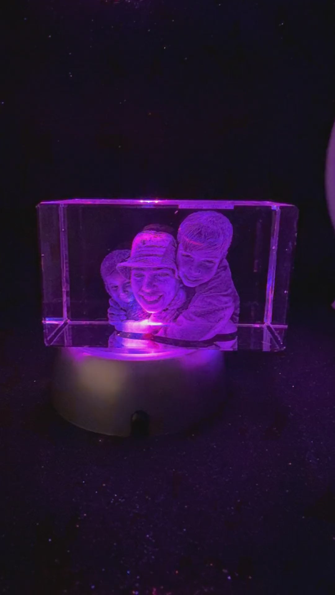 Vídeo del prisma panorámico Imperial de cristal 3D con un hombre y dos niños grabados, girando sobre la base LED que cambia de color